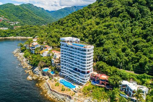 Luxurious 6th-floor condo with pool, oceanfront balcony & water view
