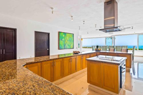 Elegant multi-level penthouse with rooftop Jacuzzi bay views pool & game room - image 2