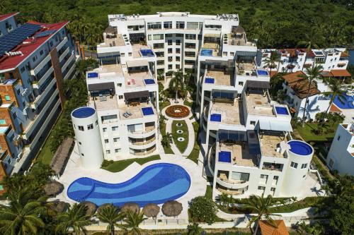 Stylish beach condo with private balcony, pool, AC and fitness room