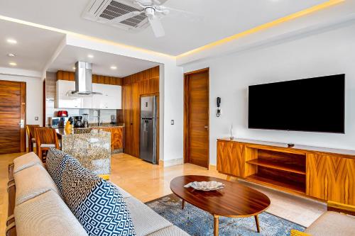 Fantastic oceanfront apartment with balcony, pool & central AC