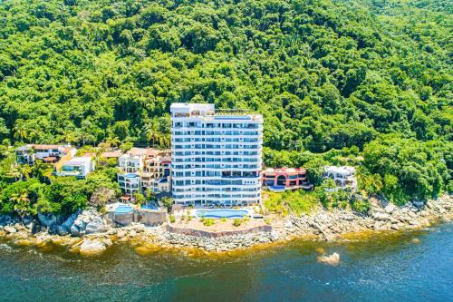 Lavish seaside escape with oceanfront views, amazing pool & pool spa