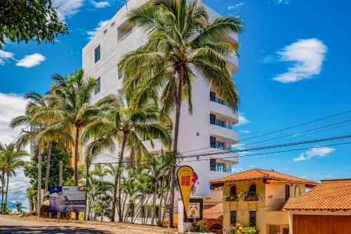 Luxurious condo with huge, oceanfront balcony, pool & pool spa