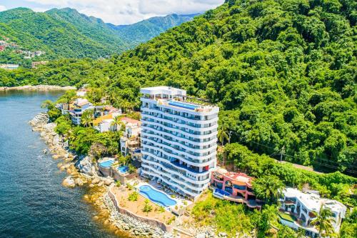 Luxe 2nd-floor condo with endless ocean views, pool, spa & balcony