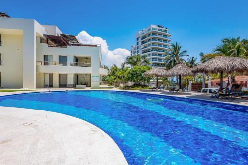 Nitta Condo # 103 Stylish condo near the beach with ocean views, on-site pool