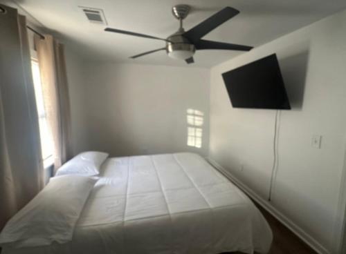 House 12 Mins to DWTN & MER BENZ STD in Collier Heights