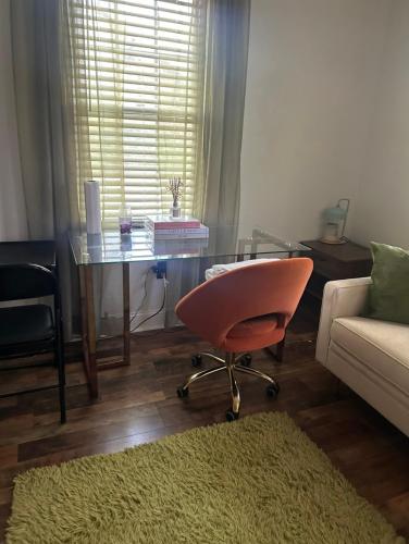 House 12 Mins to DWTN & MER BENZ STD in Collier Heights