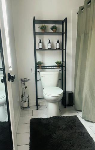 House 12 Mins to DWTN & MER BENZ STD in Collier Heights