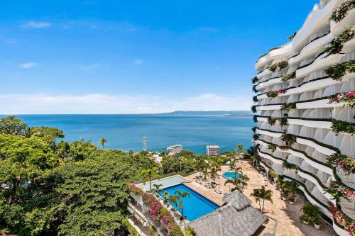 Coastal retreat condo with resort-style pool, hot tub & oceanfront terrace