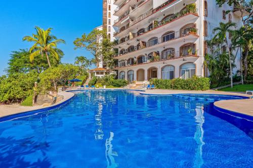 Charming beach apartment with pool and beach access, full kitchen and WiFi