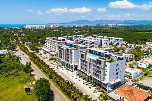5th-floor apt near the ocean with infinity rooftop pool, balcony, washer/dryer