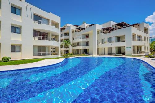 Stylish condo with covered balcony, pool & pool tables