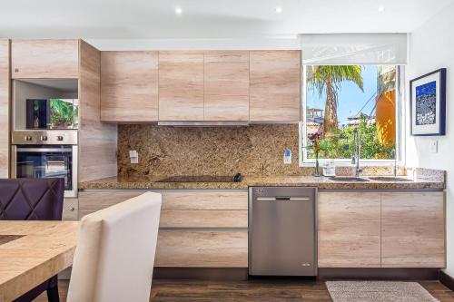 Stunning condo with brilliant views walk-in shower desk balcony & W/D - image 4