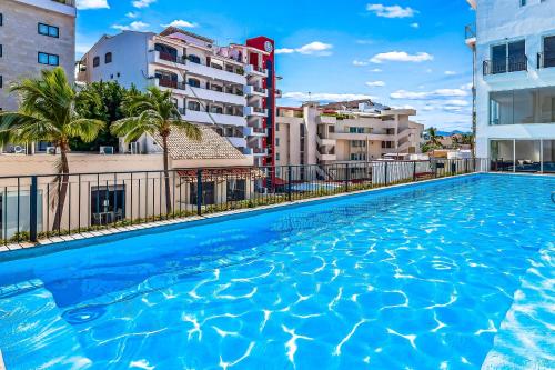 Bright coastal condo with pool access, private balcony & fast Wi-Fi