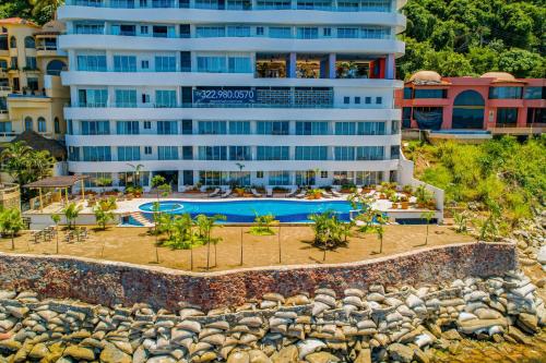 4th-floor oceanfront condo with balcony, outdoor pool, ocean views & AC