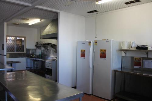 廚房, 羅巴克灣背包客旅館和派對酒吧 (Roebuck Bay Backpackers and Party Bar) in 中央布魯姆