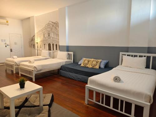 room detail thumbnail 2