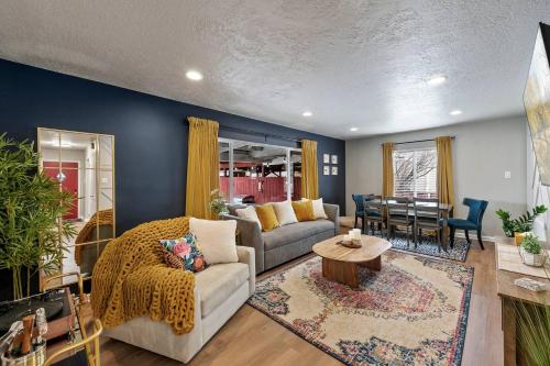 Chic, Mtn Views, Fenced Yard, BBQ, Games, Firepit! – khách sạn tại Midvale