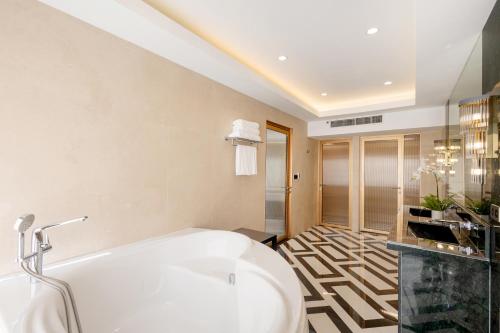 room detail thumbnail 2