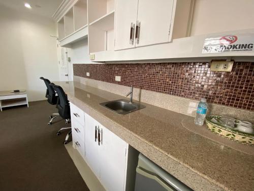 สโตนทาวน์ สวีทส์ (Stonestown Suites) in อัปเปอร์ คากายัน เด โอโร