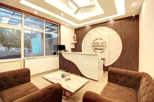 Hotel The Emporio Grand 5 Mints walking from Vaishali Metro Station photo 4