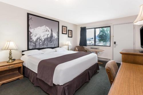 Super 8 by Wyndham Kelowna BC Room Type - King Room - Non-Smoking