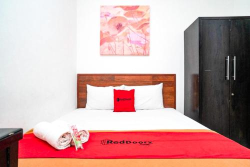 RedDoorz Plus @ Pasar Baru Room Type - RedDoorz Double Room