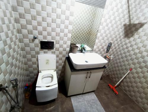 Bathroom, Hotel Vivara in Cantonment