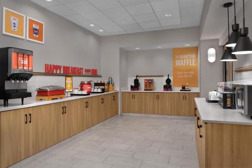 Hampton Inn Crossville - image 28