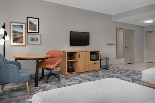 Hampton Inn Crossville - image 18