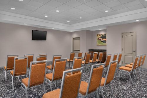 Hampton Inn Crossville - image 20