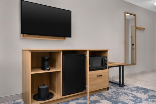 Hampton Inn Crossville - image 32