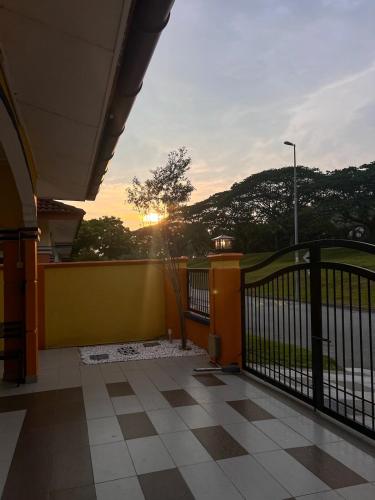 Seraya Homestay  Semi-D w/ Private Yard & Fast Wi-Fi - 15 mins KLIA - image 12