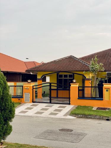 Seraya Homestay  Semi-D w/ Private Yard & Fast Wi-Fi - 15 mins KLIA - image 14