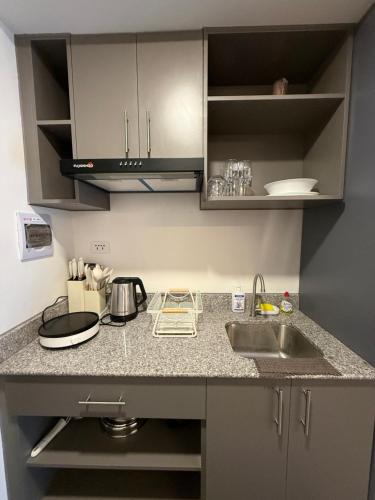 Modern Cozy Condo with Balcony in Downtown in Cabantian