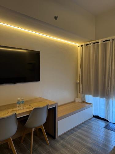 Modern Cozy Condo with Balcony in Downtown in Cabantian