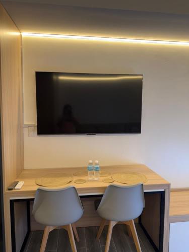 Modern Cozy Condo with Balcony in Downtown in Cabantian