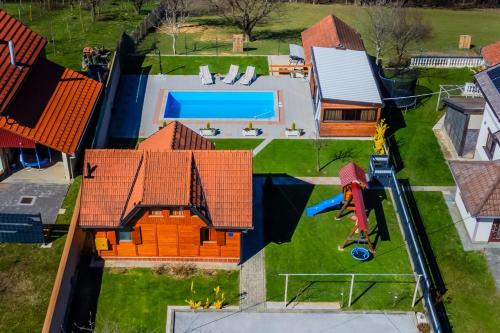 Vaade, Timber Cottage With Pool - Happy Rentals in Donji Koncovcak