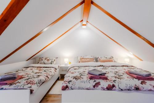 Timber Cottage With Pool - Happy Rentals in Donji Koncovcak