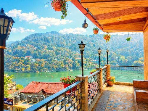 Front View Hotel Vinayak Grand Near Mall Road Best Luxury Stay In Nainital – khách sạn tại Đường sở thú