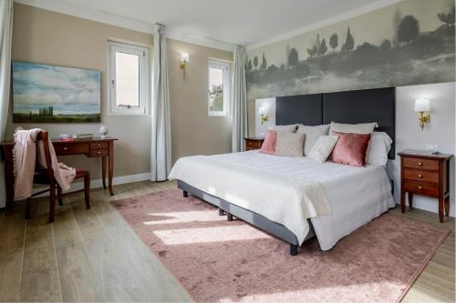 1 queen bed, 1 sofa bed
