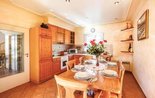 virtuve, Nice Home In Velic- Trilj in Grab