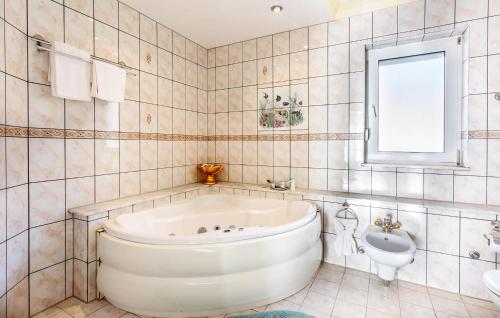 Vannas istaba, Nice Home In Velic- Trilj in Grab
