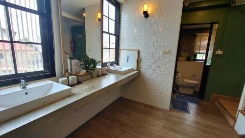 room detail thumbnail 1