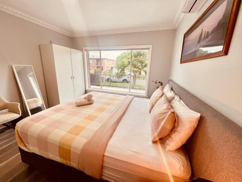 Spacious 4BR Home - Next to St Albans Station in St Albans