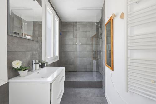 Charming 1-Bedroom Mezzanine in Saint-Germain - image 2