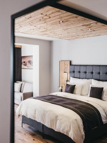 1 king bed, 1 sofa bed