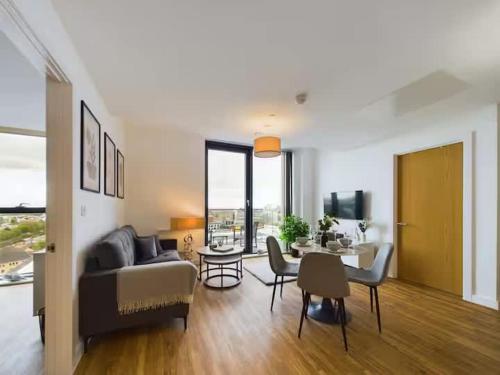 NEW! 2 Bedroom Flat in Manchester Waters by Stay With Us, Perfect for Families, Couples & Groups, FREE Private Parking!, Manchester