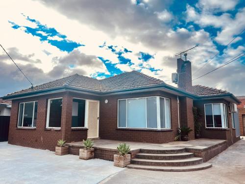 Spacious 4BR Home - Next to St Albans Station in St Albans
