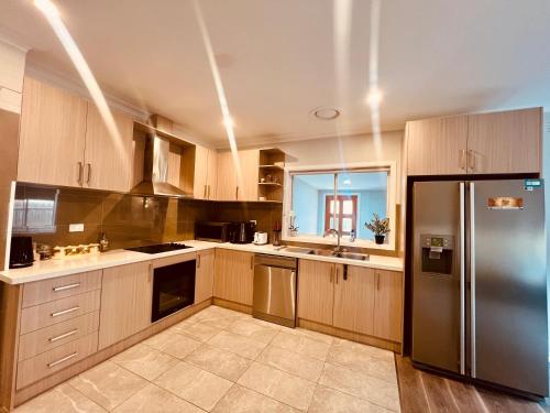 Spacious 4BR Home - Next to St Albans Station in St Albans