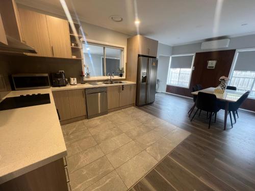 Spacious 4BR Home - Next to St Albans Station in St Albans